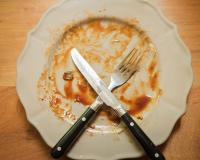 O que significa deixar os talheres em formato de X depois de comer? Mensagem pouco conhecida é uma comunicação silenciosa com garçons