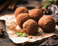Trufas: aprenda como fazer o doce de chocolate e veja 15 receitas imperdíveis