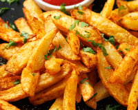 Os cozinheiros concordam: “Para fazer batatas fritas crocantes, adicione 30 g de amido de milho e 1 colher de chá de sal.”
