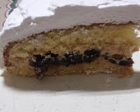 Bolo delícia com recheio de doce de leite com ameixa