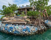 Artista cria ilha flutuante feita com mais de 150 mil garrafas plásticas em um dos projetos sustentáveis mais curiosos, deixando o mundo todo surpreso