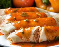 Essa receita de massa de panqueca de 2 ingredientes é a favorita da minha família: ideal para rechear com carne moída, frango desfiado ou até doce de leite!