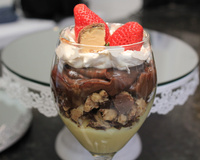 Sobremesa de Sonho de Valsa e Morango - Áurea