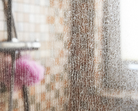 Nem vinagre, nem álcool: você só precisa de um ingrediente para remover as manchas do box do banheiro