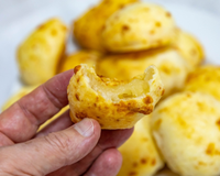 Faça hoje mesmo: pão de queijo de liquidificador do TudoGostoso para um lanche rápido e delicioso