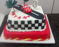 Bolo de morango com leite condensado consistente