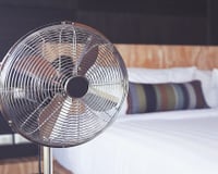 Você liga o ventilador a noite toda? Veja quanto isso pode custar no fim do mês