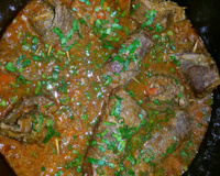 Bife a rolê com molho de vinho tinto e requeijão