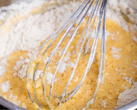 Os confeiteiros concordam com essa dica do TudoGostoso: bater demais a massa do bolo pode comprometer a textura e o crescimento