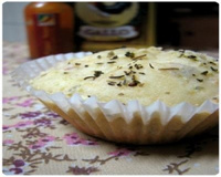 Muffins de lingüiça, queijo e azeitonas pretas