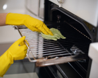 3 dicas caseiras fáceis para limpar as grelhas do forno e deixá-las brilhando como novas