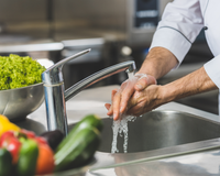Como eliminar os odores desagradáveis na cozinha: conheça produtos perfeitos para as mãos, geladeira e mais!