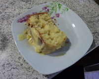 Bolo de laranja com cobertura de laranja.