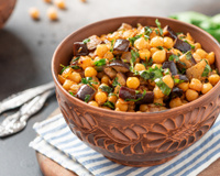 Salada de grão-de-bico com berinjela é a receita que faço quando quero uma refeição leve e nutritiva