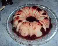 Manjar de coco com calda de frutas vermelhas