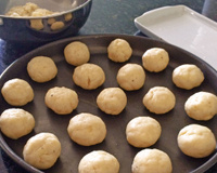 Pão de queijo com grana e amêndoas