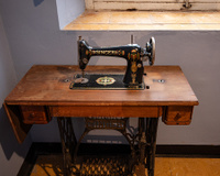 Se você tem uma máquina de costura antiga, tem um tesouro: a ideia criativa que a transforma em um móvel elegante