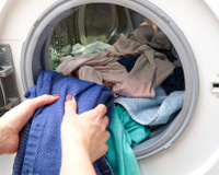 Adeus "teste do cheiro"? Saiba quantas vezes dá pra usar a mesma roupa antes de lavar