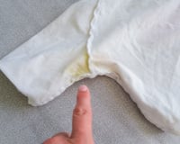 TudoGostoso ensina como remover manchas de desodorante das axilas das camisas, facilitando a lavagem das manchas amarelas
