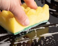 Nunca pensei que cortar o canto da esponja fosse facilitar tanto a minha vida: truque simples que quase ninguém pensa em fazer