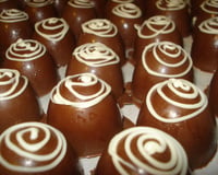 Trufa de chocolate com recheio de doce de coco