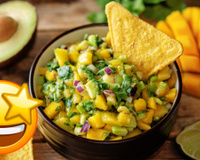 Salada de abacate e manga para levar um acompanhamento ousado no churrasco: "Só não economize no limão e no sal"