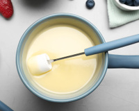Chegou o inverno e esse fondue de leite Ninho vai fazer o maior sucesso nas noites frias