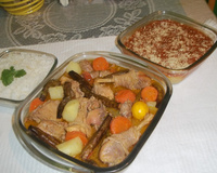 Galinha caipira com quiabo e legumes