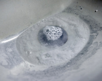 Adeus ralo entupido, com esse truque você vai acabar com o problema em menos de um minuto!