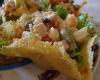 Cestinha de Parmesão com Salada Agridoce