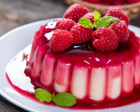 Aprendi com uma chef confeiteira a fazer panacota com calda de frutas vermelhas que fica perfeita para desenformar