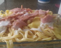 Macarrão com presunto e molho branco