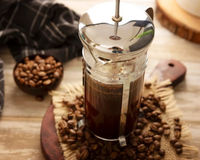 Moedor de café e prensa francesa deixam o café em casa mais especial por menos de R$ 70