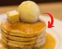 Panqueca americana feita com SORVETE, farinha e nada mais não só dá certo: também fica muito fofinha e saborosa!