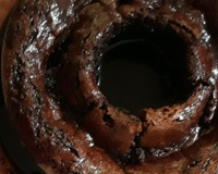 Bolo sem ovos com calda instantânea de chocolate