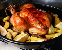Simples e delicioso: como assar um frango inteiro no forno