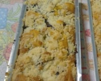 Cuca rápida com cobertura de chocolate e farofa