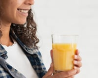 Um copo de suco de laranja puro por dia está associado a um coração mais forte: estudo revela benefícios