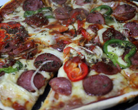 Pizza de calabresa (massa fina)