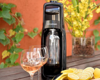 Máquina para fazer água com gás em casa: vale a pena?