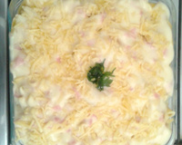 Macarrão de forno ao molho branco de queijo e presunto