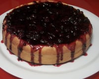 Torta de ricota com calda de frutas vermelhas