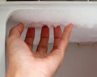 Geladeira formando gelo em excesso? TudoGostoso ensina ajuste simples para testar antes de chamar o técnico e que pode resolver o problema