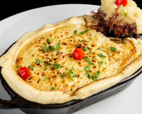 Escondidinho de macaxeira com recheio de charque gratinado