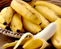 As bananas são ricas em potássio, mas será melhor comê-las de manhã ou à noite?