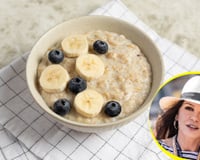 Catherine Zeta-Jones, 56 anos, sobre seu café da manhã: "Eu escolho tigelas de mingau de aveia quente com banana, amoras e um pouco de açúcar mascavo."