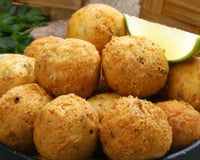 Sempre levo esse bolinho de bacalhau para o almoço de Páscoa e acaba em segundos: a receita é sem erro e não abre ao fritar!