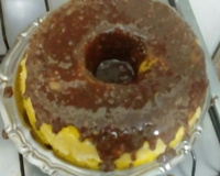 Bolo de cenoura com calda de chocolate de microondas