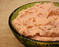 Patê de ricota com tomate seco e manjericão