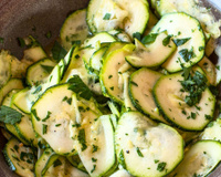 Agora eu só quero comer abobrinha assim depois que aprendi essa salada com a cozinheira do meu restaurante favorito